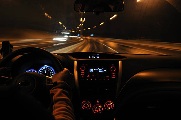 noche en automóvil de vista de coche - night drive fotografías e imágenes de stock