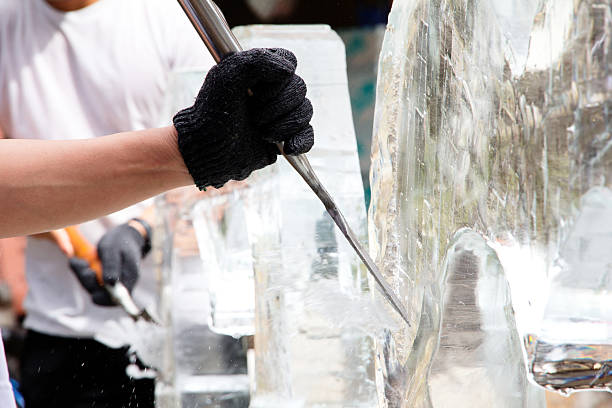 eisskulpturen - ice carving sculpture chisel stock-fotos und bilder
