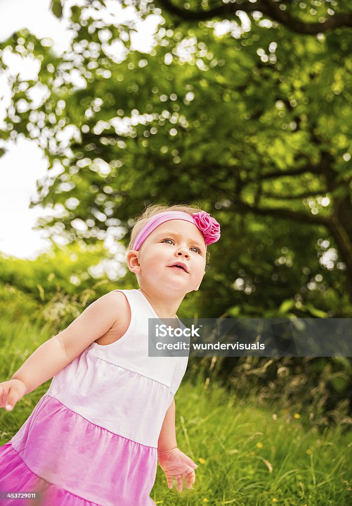 Pequena criança no parque - Royalty-free 12-15 Meses Foto de stock