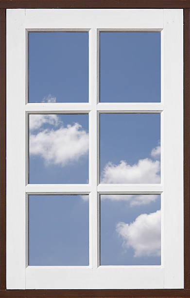 reflexão de céu azul espelho janela - door symmetry wood closed imagens e fotografias de stock