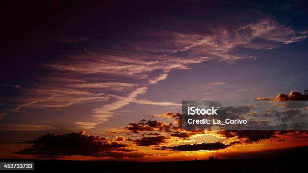 Moody Apokalyptischen Red Sky Stockfoto und mehr Bilder von Abenddämmerung - Abenddämmerung, Dramatischer Himmel, Dunkel