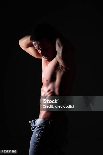 Homem Muscular - Fotografias de stock e mais imagens de Adulto - Adulto, Cuidado Com o Corpo, Fotografia - Imagem