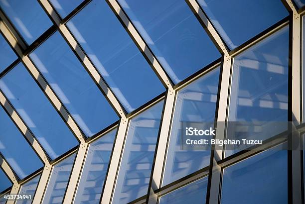 Abstracto Arquitectura De Techo De Vidrio En El Piso Foto de stock y más banco de imágenes de Acero