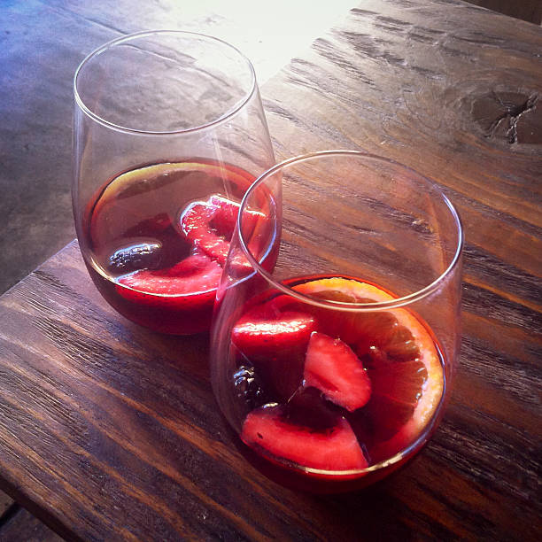 Deux verres de rouge Sangria sur une Table en bois - Photo