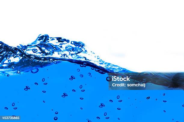 Onda Di Acqua Su Sfondo Blu - Fotografie stock e altre immagini di Acqua - Acqua, Acqua fluente, Ambientazione esterna