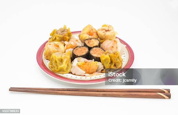 Chińska Kuchnia Na Parze Krewetki Gyoza I Dimsum Na Biały Backg - zdjęcia stockowe i więcej obrazów Bez ludzi