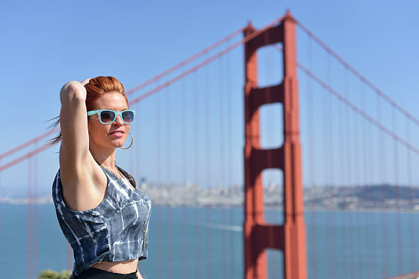 Mujer en azul y gafas de sol - foto de stock