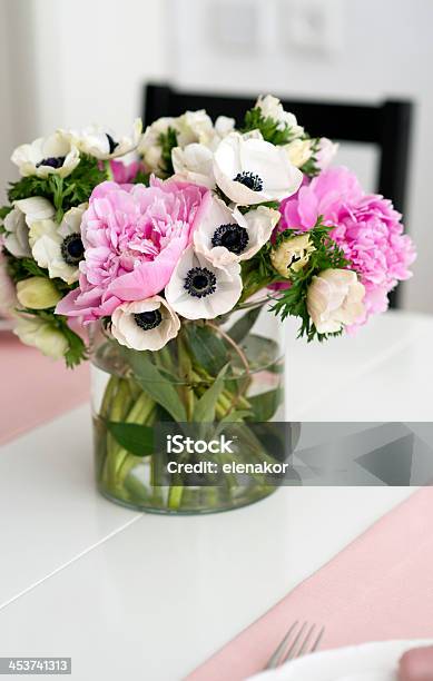 Anémona Y Ramo De Peonía En Un Florero Foto de stock y más banco de imágenes de Anémona - Familia del Ranúnculo - Anémona - Familia del Ranúnculo, Arreglo, Blanco - Color