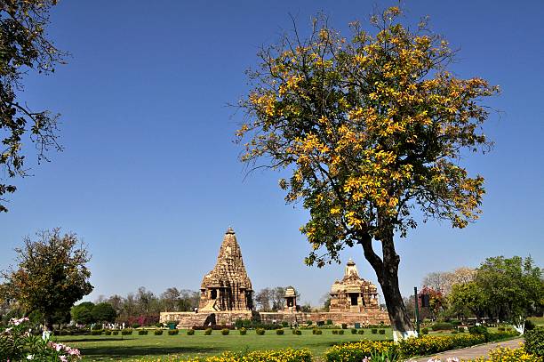 devi jagadambi i chitragupta świątyni, khajuraho, indie, uneso dziedzictwo unesco. - khajuraho india indian culture temple zdjęcia i obrazy z banku zdjęć