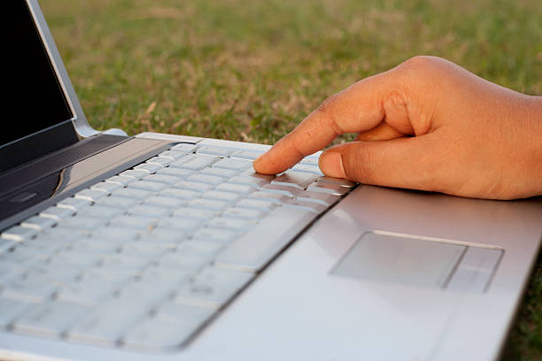 femme main avec clavier - pusing photos et images de collection