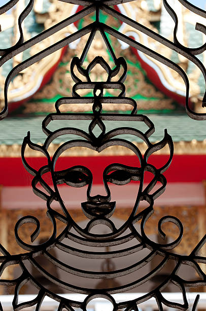 okno's grille z sylwetka buddy. - laos luang phabang thailand religion zdjęcia i obrazy z banku zdjęć