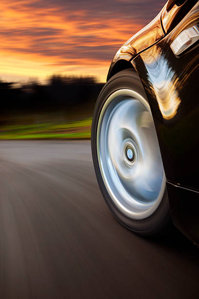 sport auto-sonnenuntergang. - car tire road speed stock-fotos und bilder