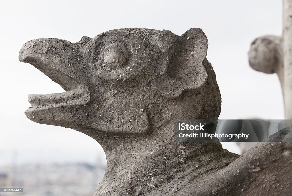 Gargouille sur la cathédrale Notre-Dame de Paris - Photo de Architecture libre de droits