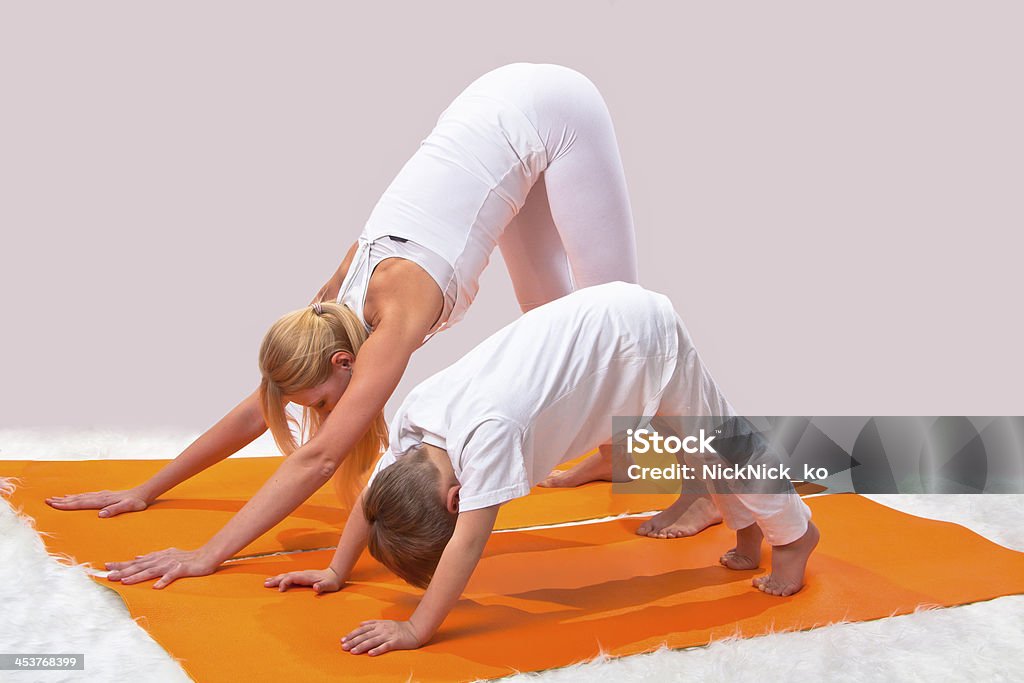 Linda jovem mãe com o filho dela práticas para yoga - Foto de stock de Adulto royalty-free