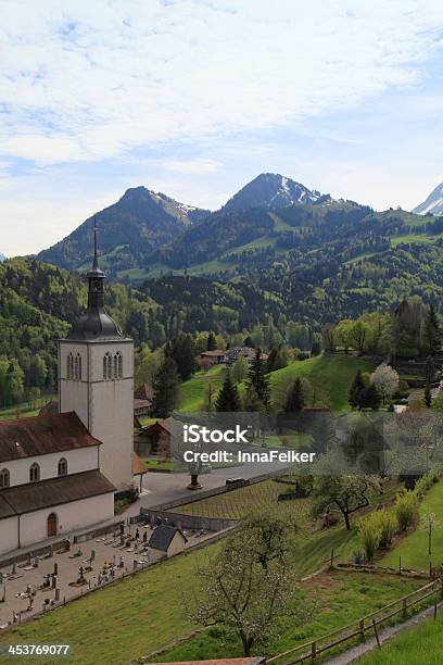 Iglesia Y A Las Montañas Alpes Gruyères Suiza Foto de stock y más banco de imágenes de Abadía - Abadía, Agricultura, Aire libre