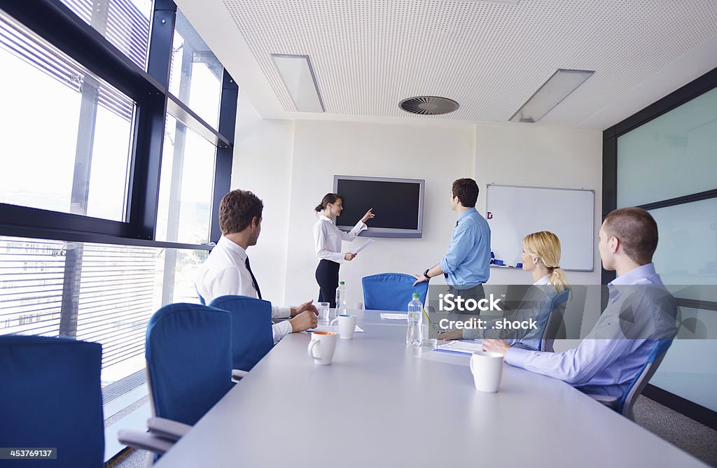 Uomini d'affari in una riunione in ufficio - Foto stock royalty-free di Adulto