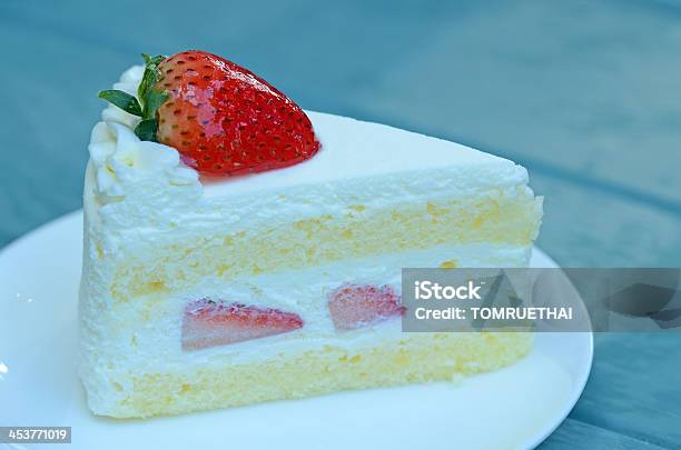Cheesecake Alla Fragola - Fotografie stock e altre immagini di Cibi e bevande - Cibi e bevande, Cibo, Composizione orizzontale