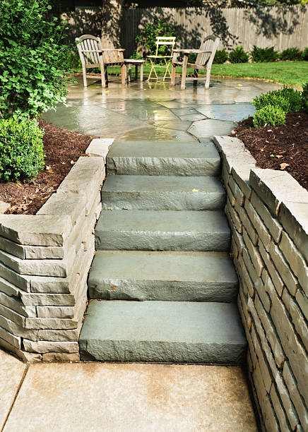 포장된 단계 로 야외 파티오 및 정원 - landscaped retaining wall stone flower bed 뉴스 사진 이미지