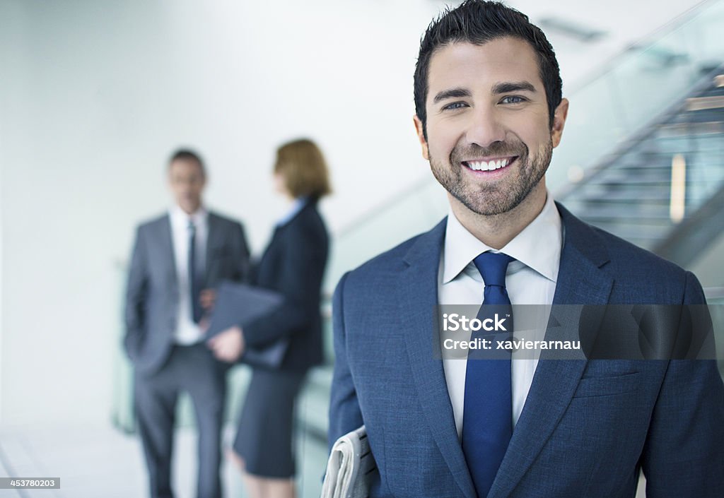 Ritratto di uomo d'affari positivo - Foto stock royalty-free di 25-29 anni