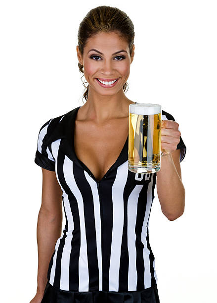 여자 소년은 심판원 유니폼 및 쥠 맥주 - sex symbol referee women adult 뉴스 사진 이미지