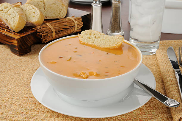 queijo gouda sopa de cremosa de frango - chicken gouda cheese bisque - fotografias e filmes do acervo