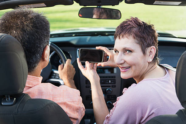 couple d'âge mûr en voiture décapotable - sc0631 photos et images de collection