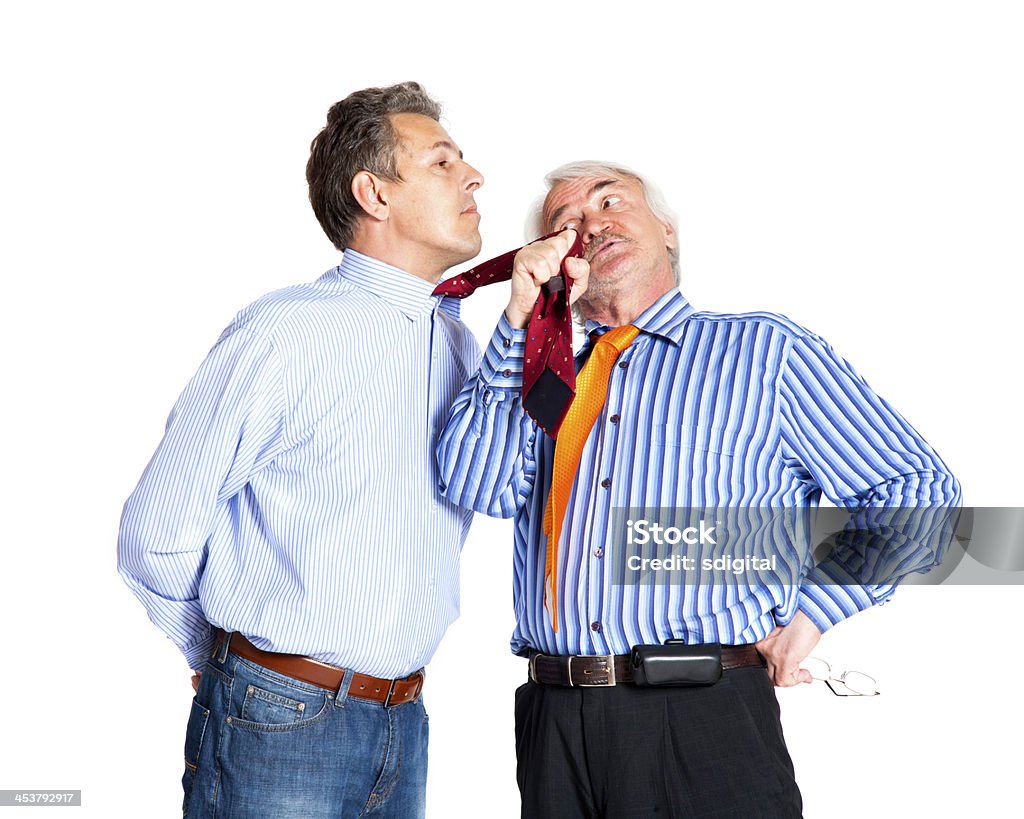 Hombre tirando de una brida de hombre joven - Foto de stock de Adulto libre de derechos