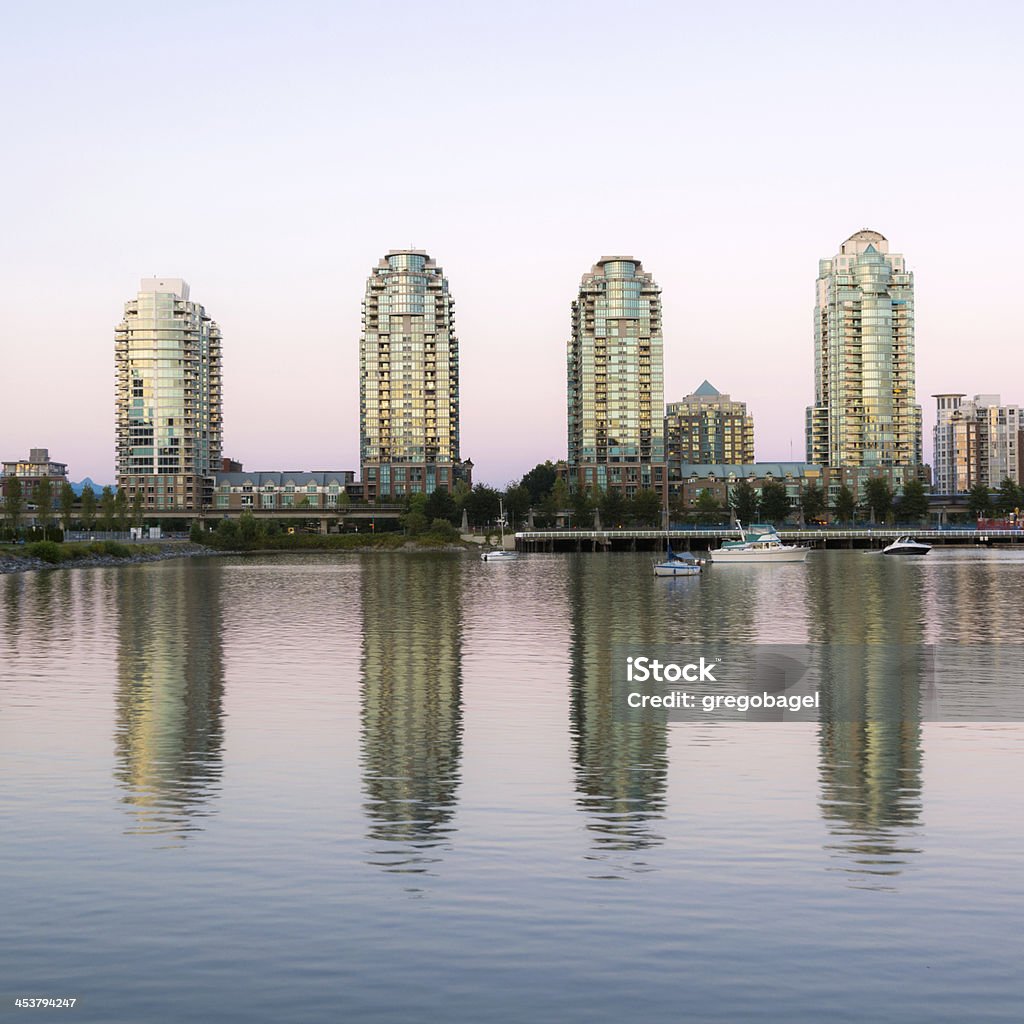 Wohnung towers neben dem False Creek in Vancouver, British Columbia - Lizenzfrei Abenddämmerung Stock-Foto