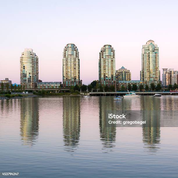 Wohnung Towers Neben Dem False Creek In Vancouver British Columbia Stockfoto und mehr Bilder von Abenddämmerung