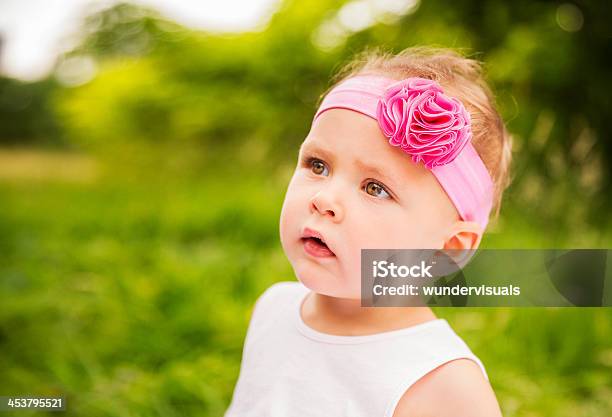 Interessato Piccolo Bambino Ragazza Guardando Nello Spazio Di Copia - Fotografie stock e altre immagini di 12-17 mesi