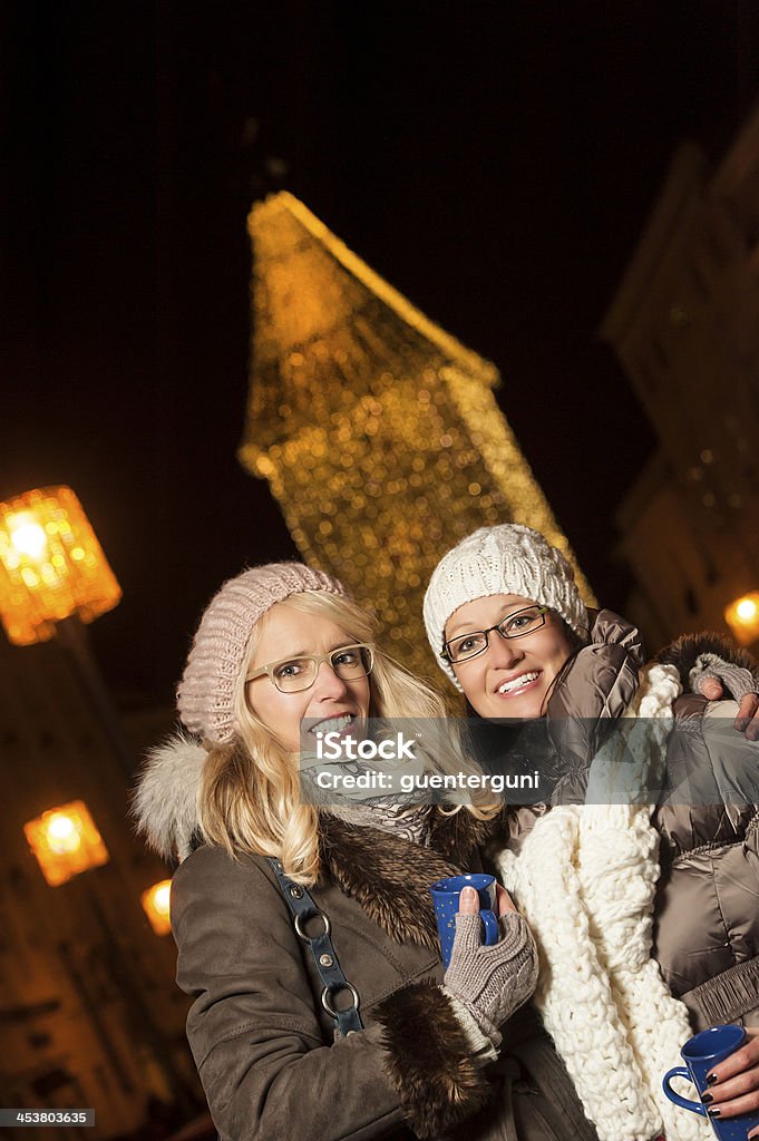 Amigos se divertindo em compras natal - Foto de stock de 30 Anos royalty-free