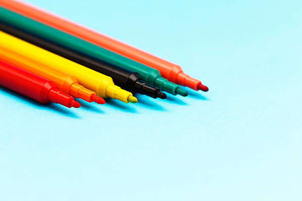 диагональную линию разноцветные наконечником ручки - diagnal стоковые фото и изображения