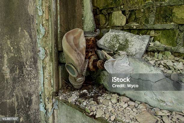 Photo libre de droit de Derelict Espace Intérieur Dun Bâtiment Avec Masque À Gaz banque d'images et plus d'images libres de droit de A l'abandon