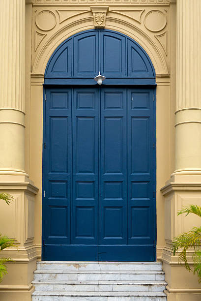 blue porte d'entrée avant d'une maison résidentielle - doorstep door knocker door england photos et images de collection