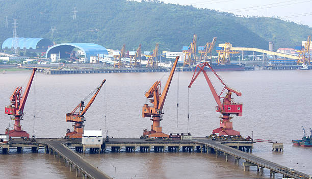 seaside gantry - industrial ship earth mover barge yellow stock-fotos und bilder