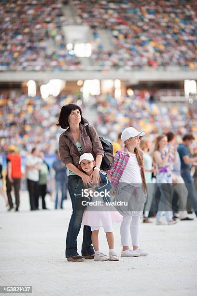 Familie Auf Das Stadion Stockfoto und mehr Bilder von Alleinerzieherin - Alleinerzieherin, Aufregung, Baseballmütze