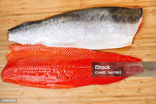 Salmón Rojo Fresco Filetes Largos En Bambbo De Planchar Foto de stock y más banco de imágenes de Salmón rojo