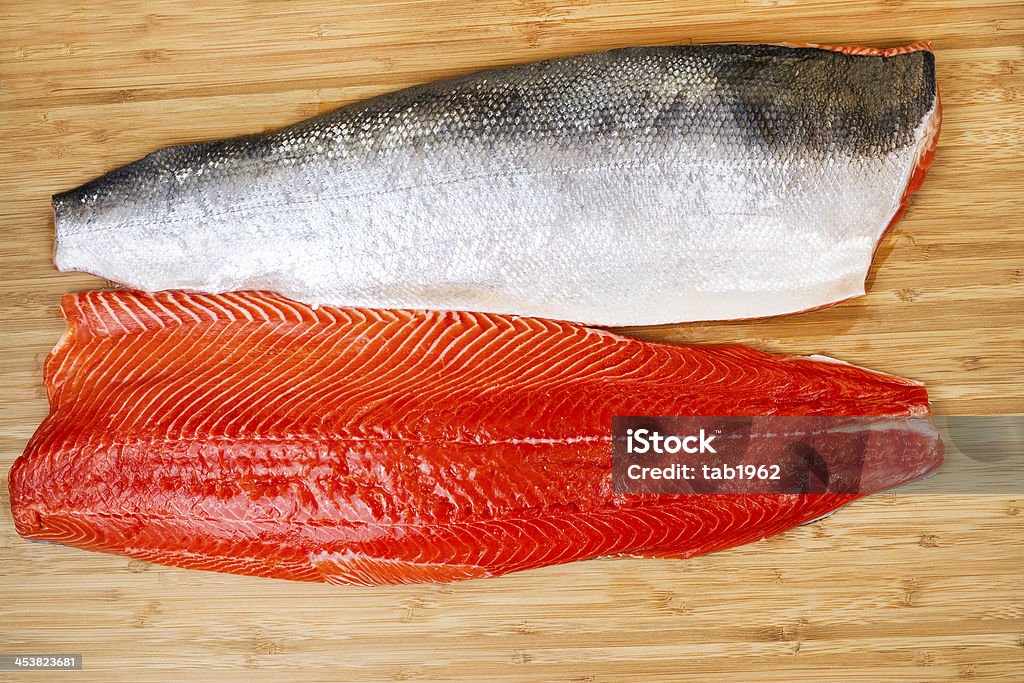 Salmone rosso fresco Bambbo raccordi su scheda - Foto stock royalty-free di Salmone rosso