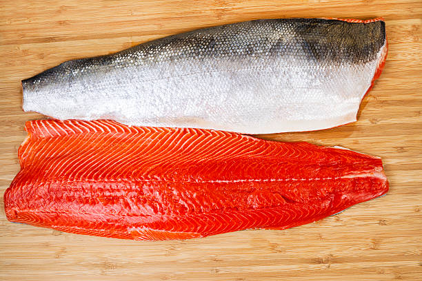 salmone rosso fresco bambbo raccordi su scheda - sockeye salmon immagine foto e immagini stock