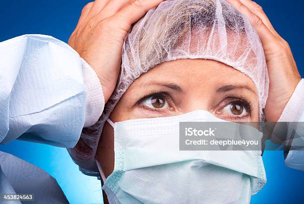 Médico Foto de stock y más banco de imágenes de Bonete - Bonete, Ropa protectora, Adulto