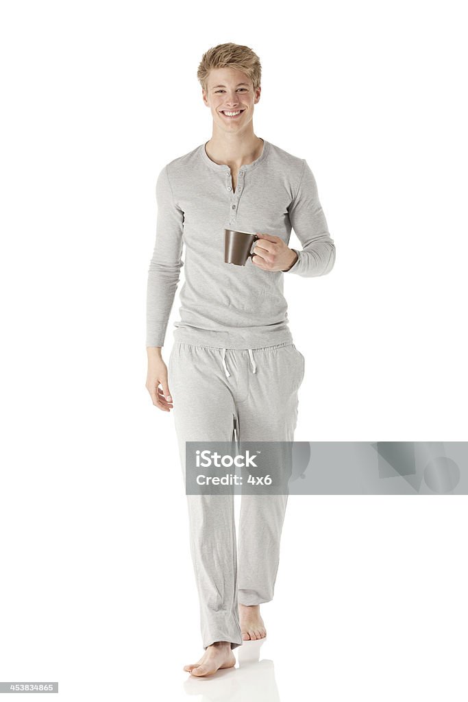 Lächelnd junger Mann mit einer Tasse Kaffee - Lizenzfrei Männer Stock-Foto