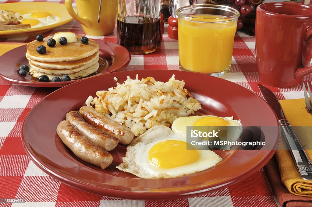 Huevos con salchichas - Foto de stock de Patata picada y frita libre de derechos