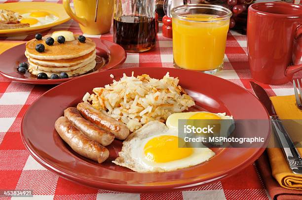 Huevos Con Salchichas Foto de stock y más banco de imágenes de Patata picada y frita - Patata picada y frita, Café - Bebida, Crep