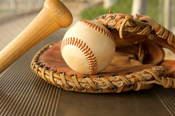 de baseball bat et gant dans le banc de touche - dugout baseball bench bat photos et images de collection