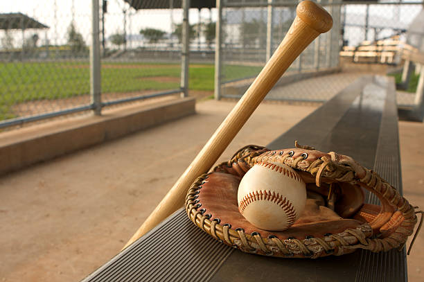 野球のバットのダグアウト、手袋 - dugout baseball bench bat ストックフォトと画像