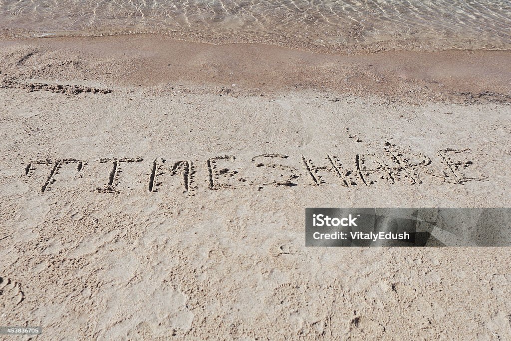 Inscrição "tempo compartilhado" na areia. - Foto de stock de Amarelo royalty-free