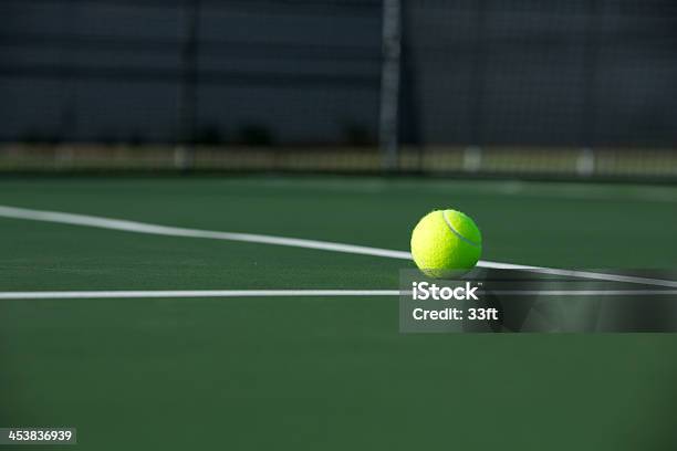 テニスボールはコート - スポーツのストックフォトや画像を多数ご用意 - スポーツ, スポーツコート, テニス