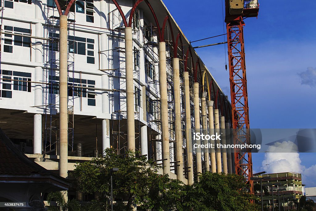 Apartamentos construção de site com a yellow crane - Foto de stock de Alto - Descrição Geral royalty-free