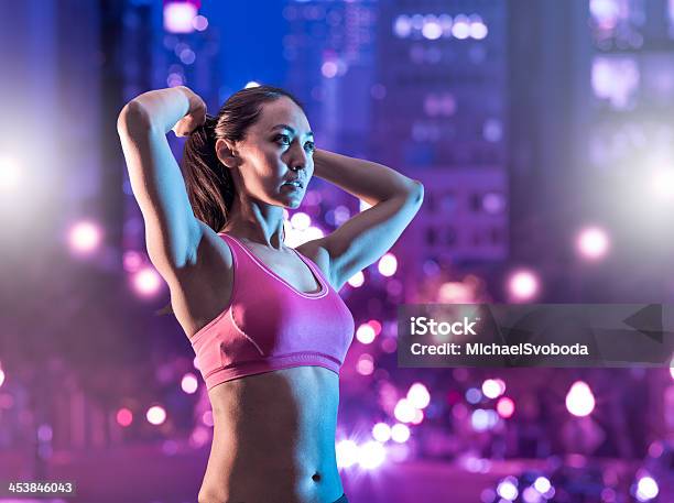 Urban Notte Fitness - Fotografie stock e altre immagini di 25-29 anni - 25-29 anni, Adulto, Ambientazione esterna