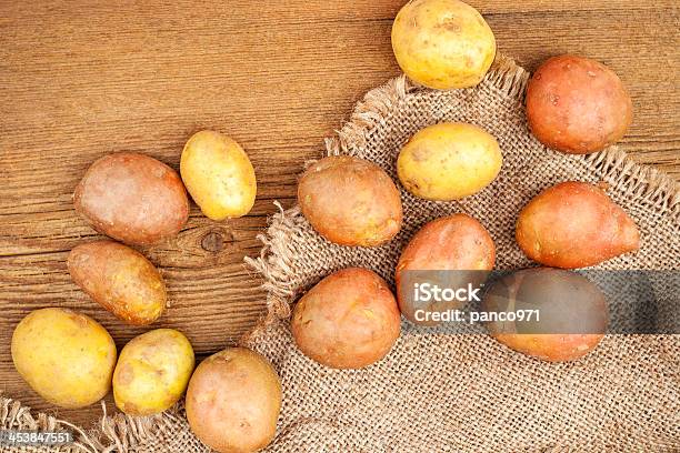 Crua Batatas Frescas - Fotografias de stock e mais imagens de Agricultura - Agricultura, Alimentação Saudável, Alimento Básico